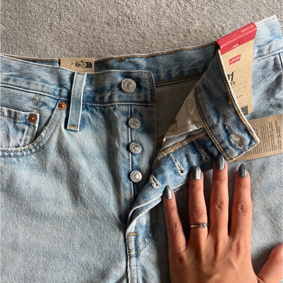 Levi’s high waisted mom shorts - Picture 3 of 3